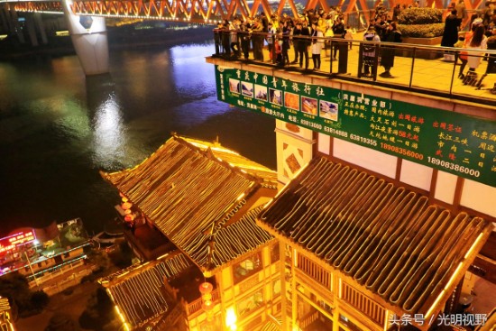重庆最“魔性”的建筑,从1层坐电梯上11楼出门竟又是马路