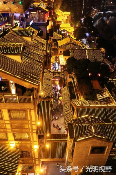 重庆最“魔性”的建筑,从1层坐电梯上11楼出门竟又是马路