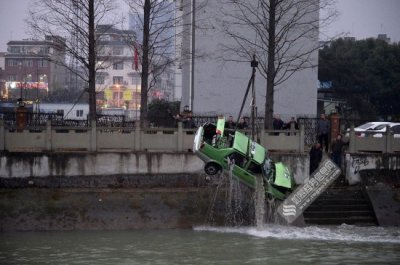 ​成都出租车坠河 上游河段有些护栏被人为破坏易落水