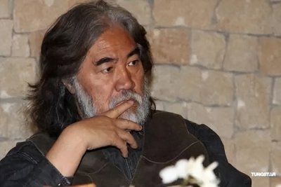 ​72岁张纪中高调发文！甜搂小31岁娇妻，霸气表白，拍照姿势引热议