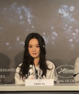 ​杨幂戛纳两套造型引爆热议，这是要开启‘小时代’复古风吗？
