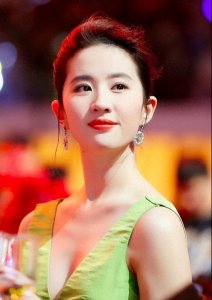 ​刘亦菲的家世：爷爷抗战时是游击队长离休前是副厅，父亲是外交官