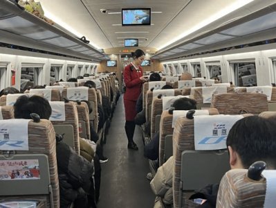 ​增开列车，优化停站，通勤火车每天运送22万人次进出京