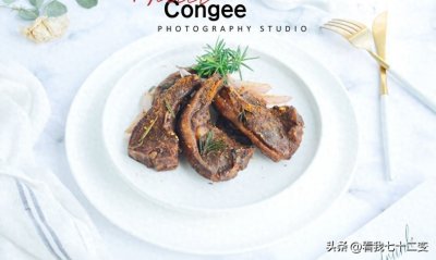 ​手把手教你自制烤羊排的独家腌制与炭火熏烤方法