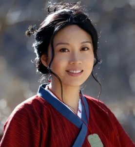 ​她被称作风情女王，连谈三个小8岁男友，53岁依旧活出精彩人生