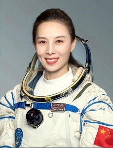​女航天员王亚平大校，丈夫赵鹏身份不简单，一张全家福揭开秘密