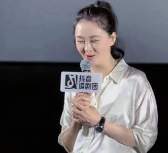 ​51岁王艳复出被嘲“AI脸”，小肚子抢镜：晴格格被岁月打败了？**