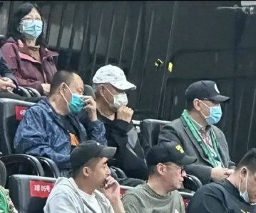 ​赵本山赴内蒙参加白事，因女儿预产期临近，结束慰问速回沈阳