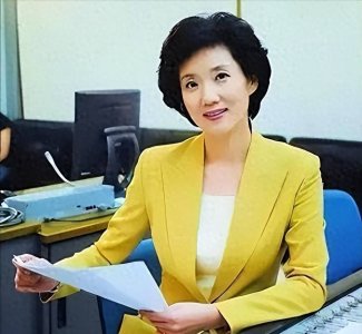 ​央视国脸李修平，有两段婚姻，二嫁“大丈夫”，如今62岁依旧优雅