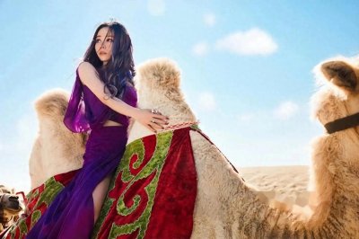 ​40岁张靓颖沙漠拍美照，光脚拍被烫到起水泡，网友：去湿气！