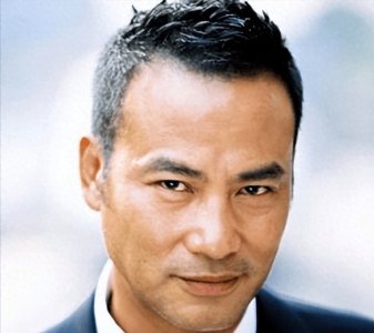 ​任达华带老婆逛街被偶遇，任达华穿搭超时尚，老婆身材好棒