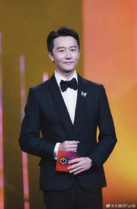 ​黄轩的婚姻佳话，从职场相识到携手步入婚姻殿堂