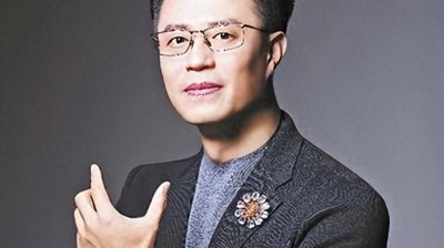 ​央视主持人白燕升：45岁离开央视，只为照顾瘫痪妻子，今幸福美满
