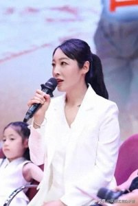 ​茶烟氤氲：追悼知名演员巨缘圣，一叶浮沉映生命的澄澈茶汤