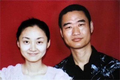 ​“深圳玫瑰”邢丹葬礼：与老公丛飞合葬，5岁女儿痛哭，千人送别
