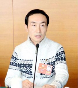 ​冯巩调侃国足爱吃海参，遭主持人董路回击，网友：踢得差不让说？