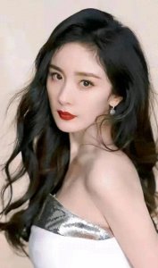 ​娱乐圈里被称为（大号水蜜桃）的女明星们，裙子被（撑爆）