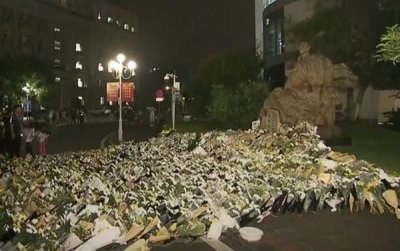 ​袁隆平雕像前布满花海照片曝光 袁花花再也无法陪袁隆平听汇报了